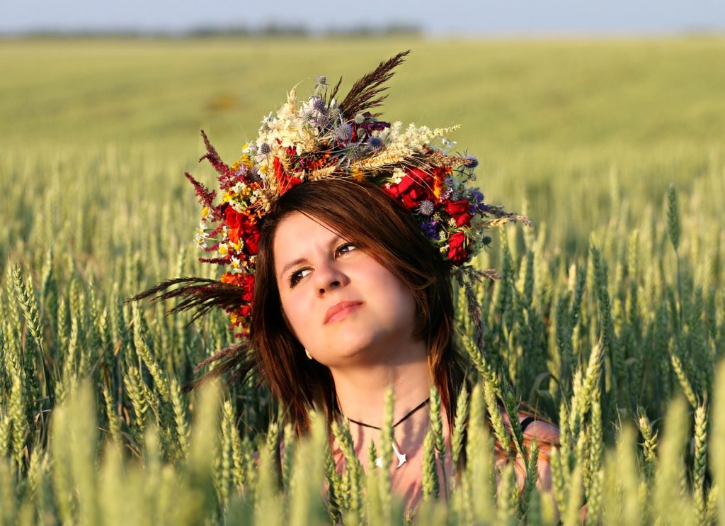 wreath, flower background, young woman-1520645.jpg